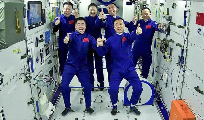 Çin ilk kez yörüngede mürettebat rotasyonu gerçekleştirdi