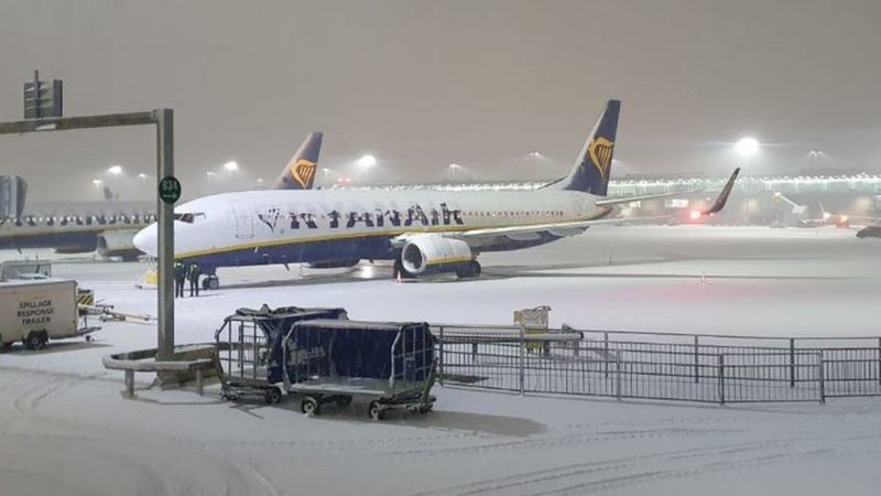 İngiltere’de kar havalimanını kapattı