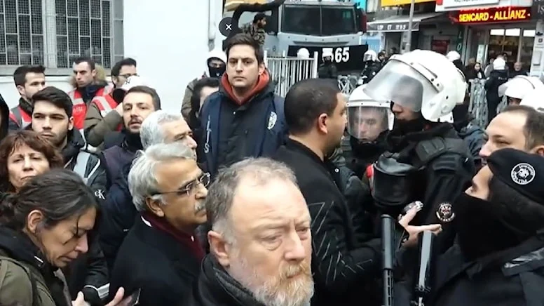 Polis ablukasına siyasilerden tepki yağdı