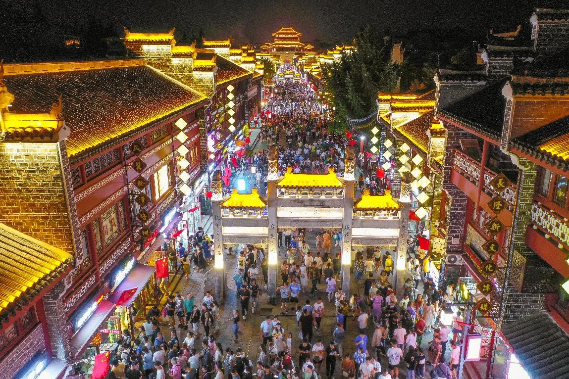 Karantina kalkınca Çinliler, yurt dışı seyahat turlarına akın etti