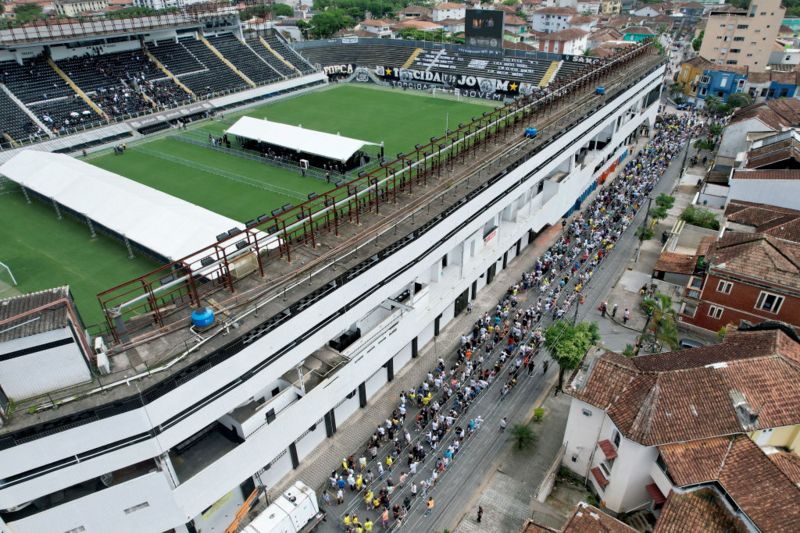 Pele’nin naaşı Santos stadında ziyarete açıldı