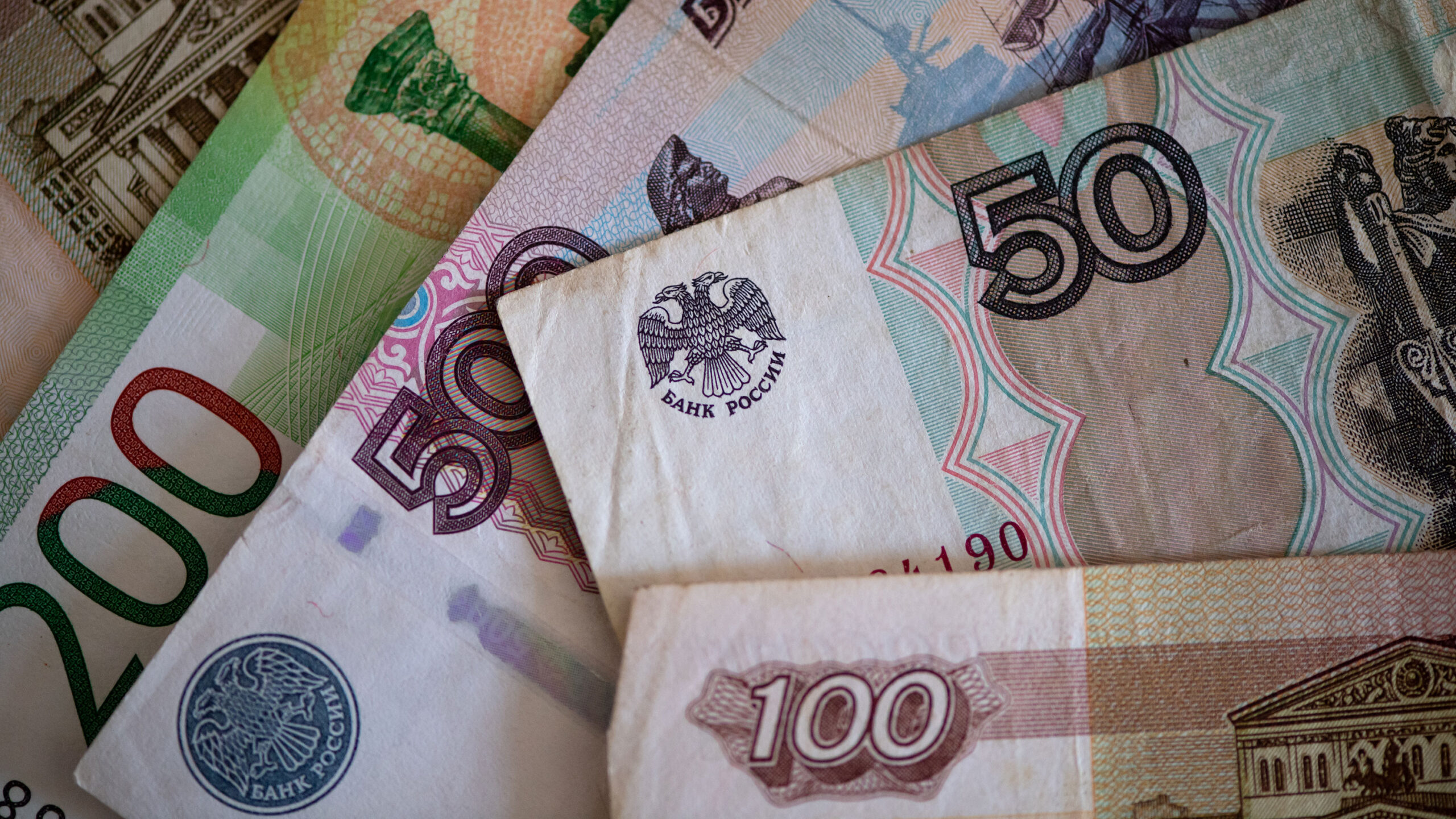 Rus rublesi dolar karşısında 16 ayın dibinde