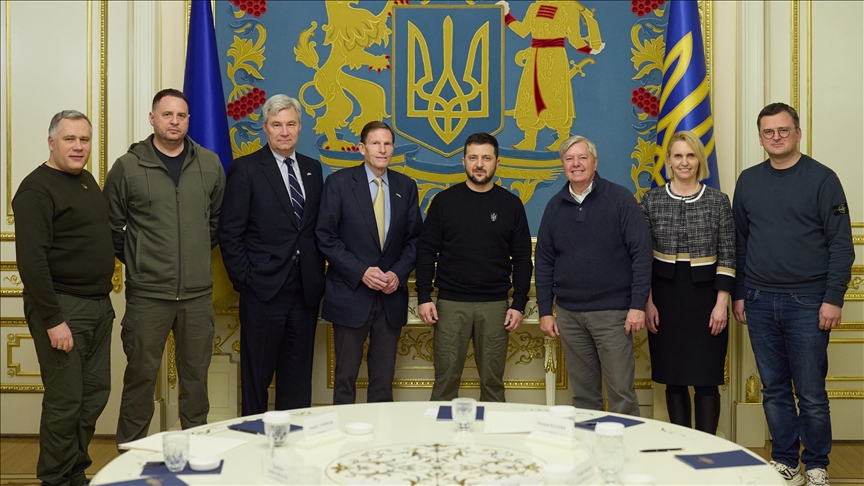ABD’li senatörler Kiev’i ziyaret etti