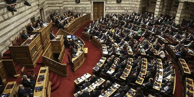 Yunan meclisinde gergin anlar