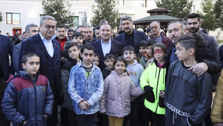 Bozdağ, Diyarbakır’da yurtlarda kalan depremzedeleri ziyaret etti