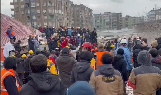 Diyarbakır’da enkazdan 2 kadın kurtarıldı