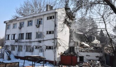 Elbistan Belediyesi binasının yıkımına başlandı