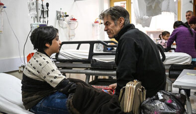 Kalp cerrahı Dr. Mehmet Öz depremzedeleri ziyaret etti