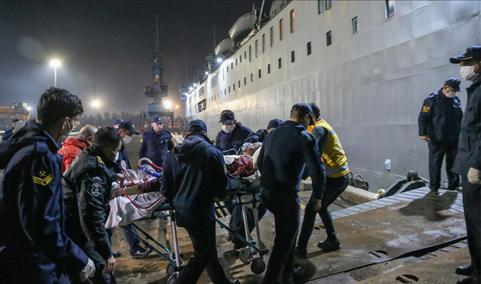 Depremde yaralananlar gemiye alınıyor