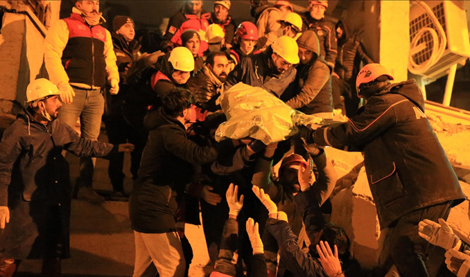 Diyarbakır’da 21 saat sonra 1 kadın kurtarıldı