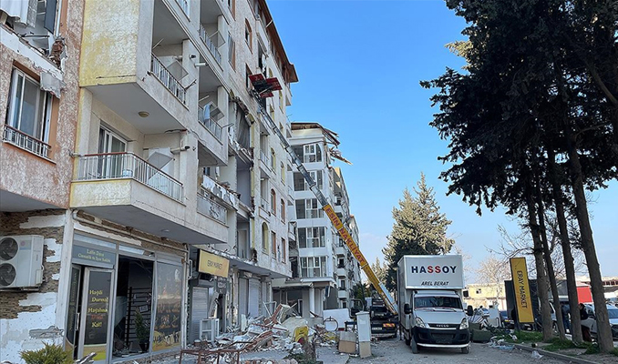 Hatay’da depremzedeler, hasarlı evlerden eşyalarını tahliye ediyor