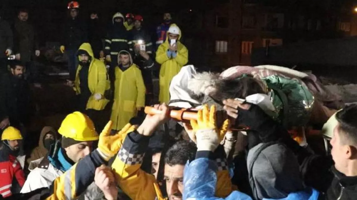 Diyarbakır’da jandarma ekipleri biri çocuk 3 kişiyi enkaz altından kurtardı