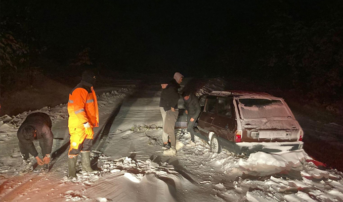 Manisa’da karda mahsur kalan 5 kişi kurtarıldı