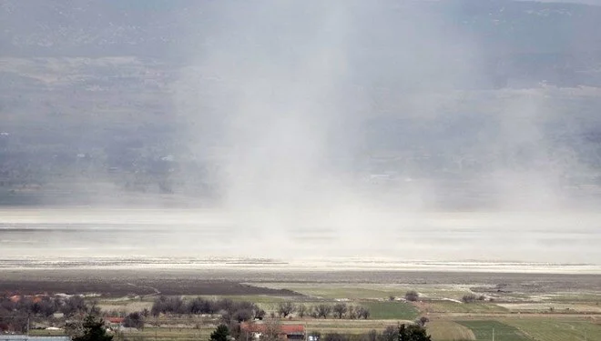 Burdur Gölü üzerinde ‘toz’ bulutu