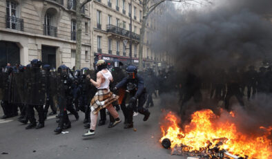 Fransa’da emeklilik reformu karşıtı gösterilerde arbede yaşandı