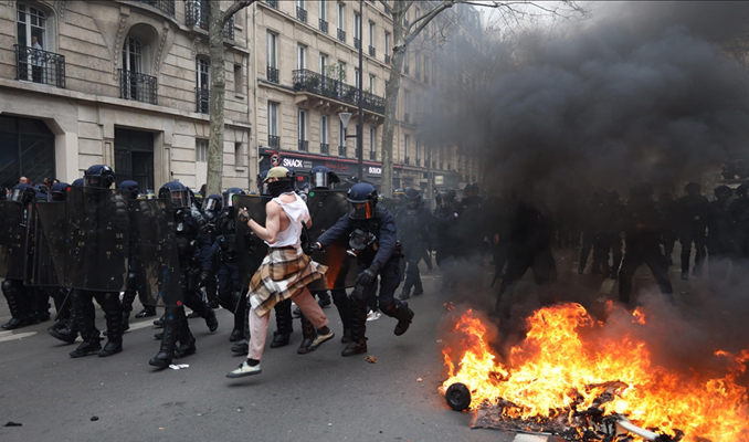 Fransa’da emeklilik reformu karşıtı gösterilerde arbede yaşandı