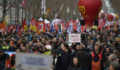 Fransızlar tartışmalı emeklilik reformuna karşı sokağa indi