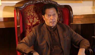 Pakistan’da polis eski Başbakan Han’ı gözaltına almak için evine gitti
