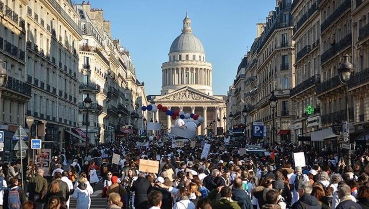 Fransa’da tartışmalı yasa onaylandı