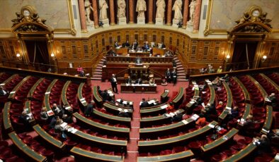 Fransız Senatosu emeklilik reformunun en tartışmalı maddesini onayladı
