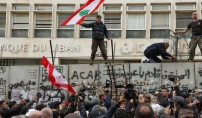 Enflasyon yüzde 190 oldu, protestocular merkez bankası önünde toplandı