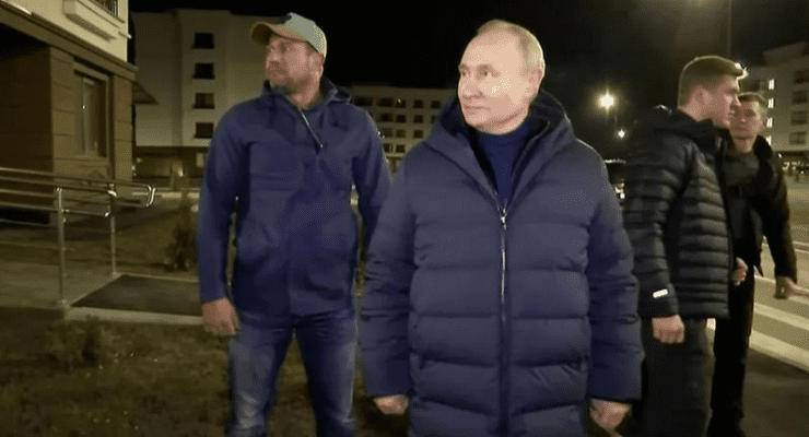 Putin işgal altındaki Mariupol’ü ziyaret etti