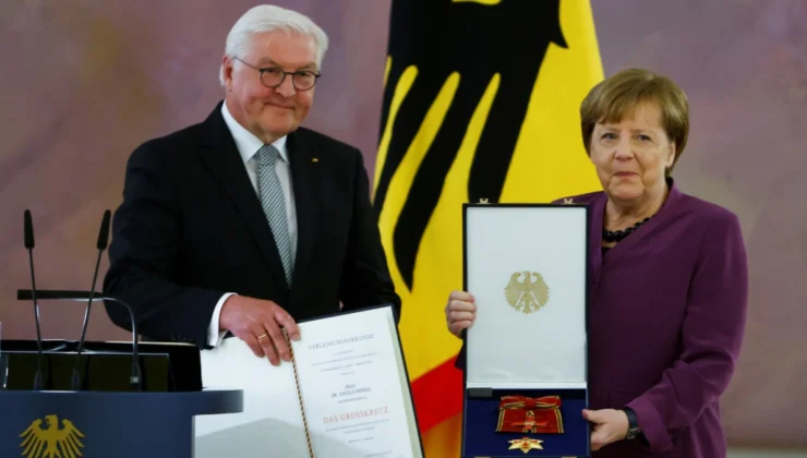 Angela Merkel’e büyük liyakat nişanı
