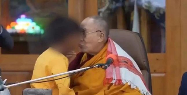 Dalai Lama’dan skandal hareket