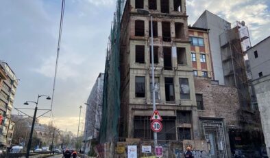 Karaköy’de 5 katlı metruk bina çöktü