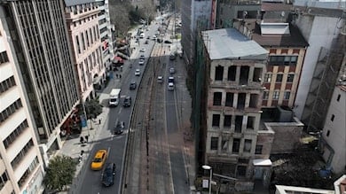 İBB uyarmıştı! Karaköy’deki metruk bina çöktü