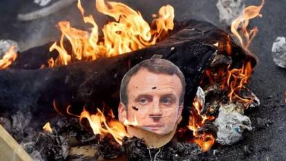 Fransa’da göstericiler Macron’un maketini yaktı