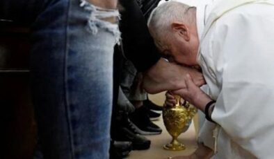 Papa, mahkumların ayaklarını yıkayıp öptü