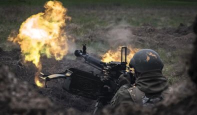 Ukraynalı askerler cephe yakınında eğitimden geçiyor