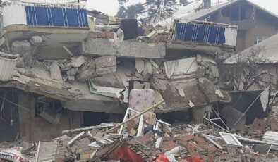 Reuters: Depremler sonrasında İstanbullular köşeye sıkıştı