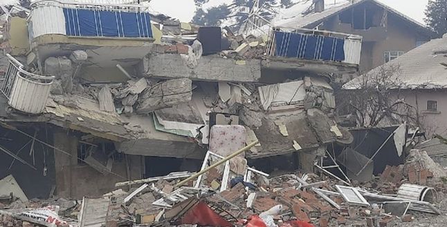 Reuters: Depremler sonrasında İstanbullular köşeye sıkıştı