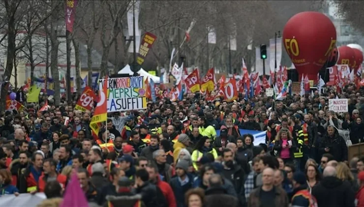 Paris’te emeklilik reformu karşıtı gösterilerin belediyeye maliyeti 1,6 milyon avro