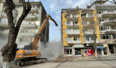Bakan Soylu: Malatya’da enkazın yüzde 70’i kaldırıldı