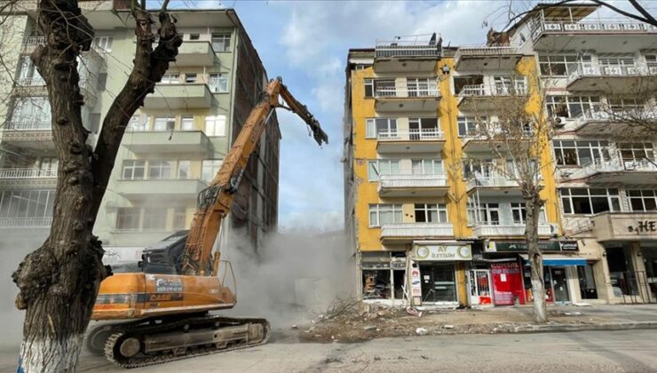 Bakan Soylu: Malatya’da enkazın yüzde 70’i kaldırıldı