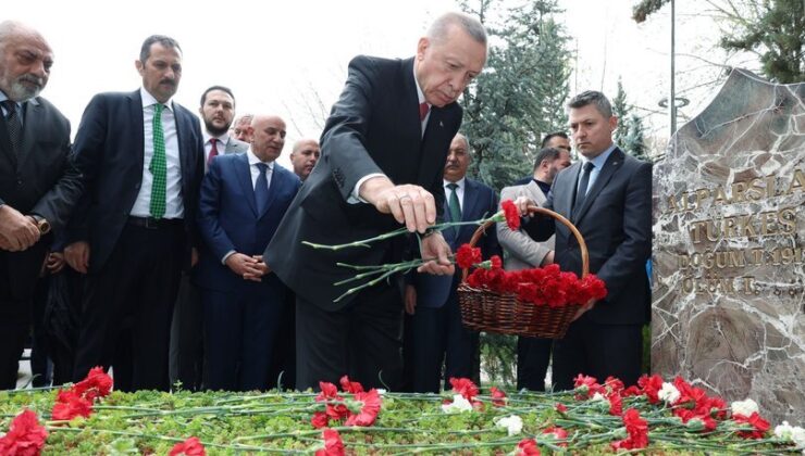 Cumhurbaşkanı Erdoğan, Türkeş’in kabrini ziyaret etti