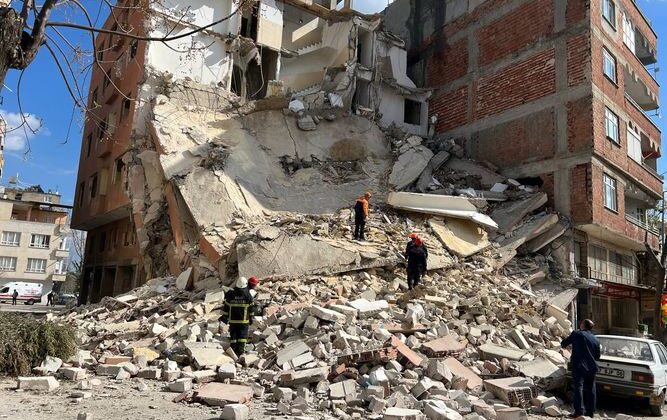 Kilis’te 4 katlı ağır hasarlı bina çöktü!