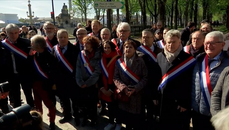 Fransız milletvekilleri Elysee Sarayı’na yürüdü