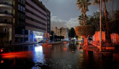 İskenderun’da deniz yükseldi, caddeler su altında kaldı