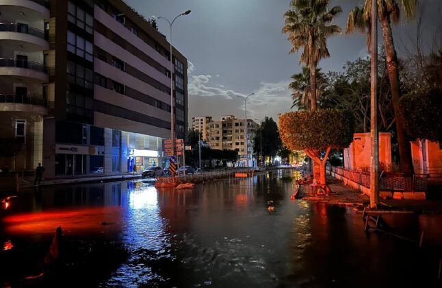 İskenderun’da deniz yükseldi, caddeler su altında kaldı