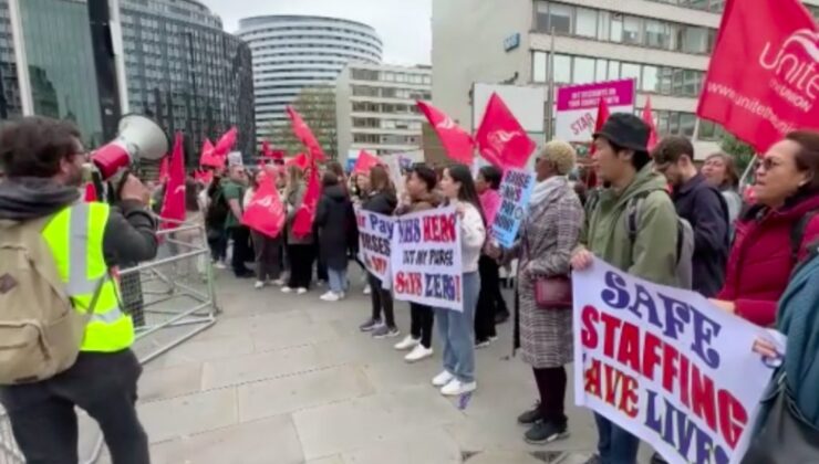 Londra’da binlerce öğretmen maaş artışı talebiyle sokağa döküldü