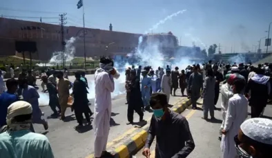 Pakistan’da ‘Kuran yırttılar’ söylentisi sonrası kiliseler yakıldı!