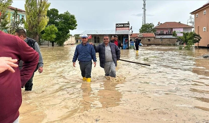 Konya’da sağanak nedeniyle ev ve iş yerlerini su bastı