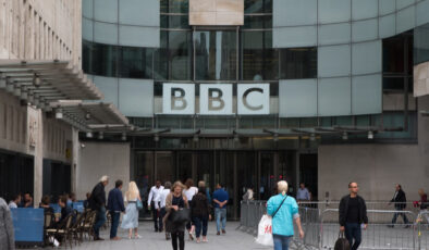BBC’de skandal: Sunucusu “ahlaksız teklif” ile suçlanıyor