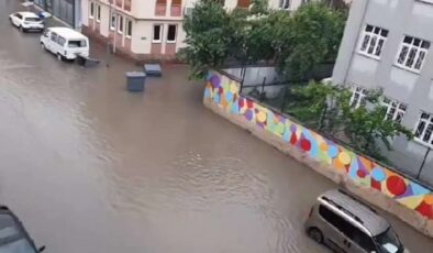 Bursa’da sağanak etkili oldu: Sokaklar göle döndü