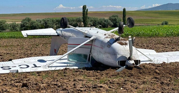 Aksaray’da zorunlu iniş yapan eğitim uçağındaki 2 pilot yaralandı