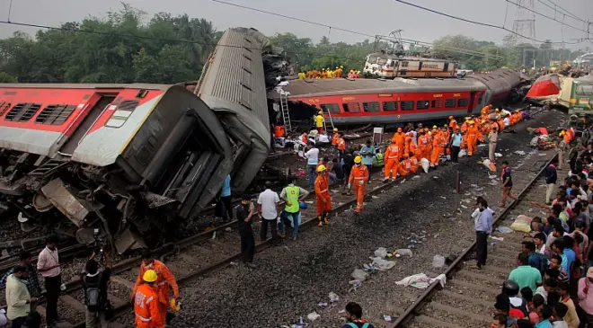 Hindistan’da iki tren raydan çıktı: En az 280 ölü